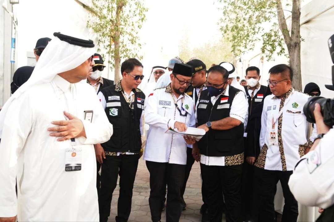 Menteri Agama (Menag) Yaqut Cholil Qoumas mengecek persiapan layanan di Arafah, Muzdalifah, dan Mina untuk memastikan layanan haji. (Foto: Dok MCH 2024)