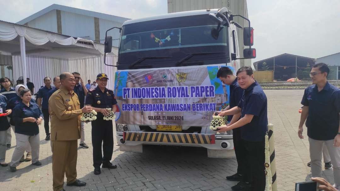 PT IRP (Indonesia Royal Paper) melakukan ekspor perdana 750 ton kertas ke China, Selasa 11 Juni 2024.