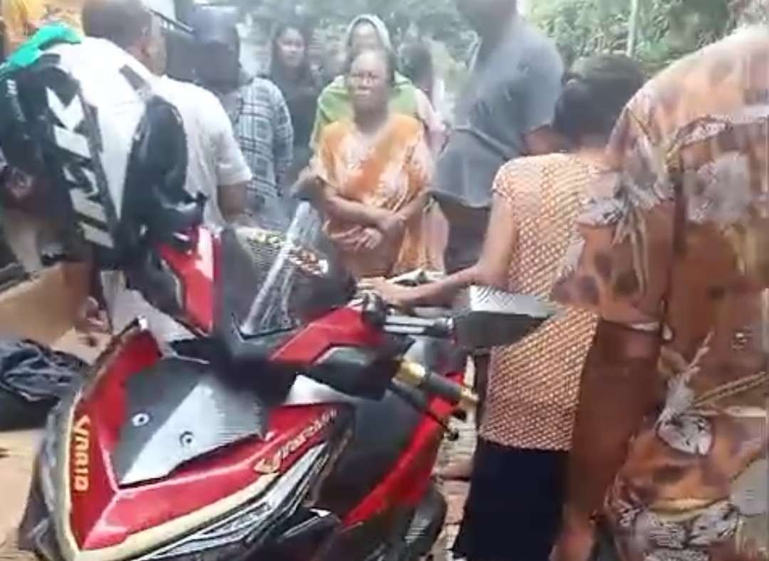 Sepeda motor diduga milik pelaku ditinggal di depan masjid (Foto: Tangkap layar video)