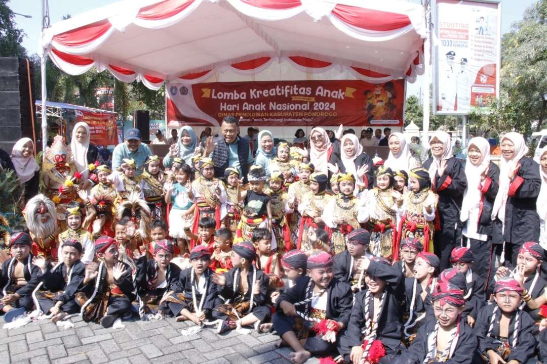 Bupati Ponorogo Sugiri Sancoko dan Susilowati, istrinya, saat memperingati Hari Anak Nasional (HAN) di Gedung Terpadu, Ponorogo pada Rabu 12 Juni 2024. (Foto: dok kominfo)