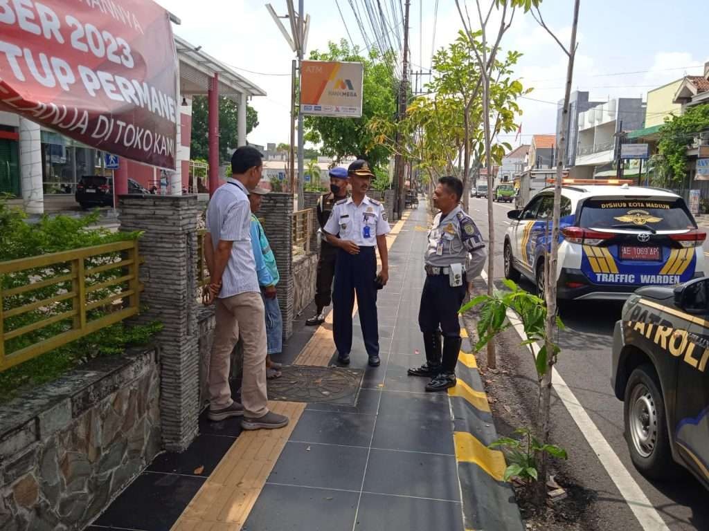 Pembinaan bagi Juru Parkir (Jukir) oleh, Dinas Perhubungan (Dishub) Kota Madiun terus melakukan monitoring dan evaluasi (Monev) kinerja Jukir di Kota Madiun. (Foto: dok. dishub Kota Madiun)