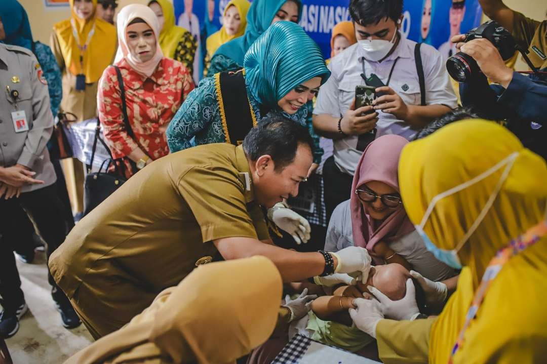 Bupati Jember Hendy Siswanto saat memberikan vitamin kepada balita (Foto: Dok Diskominfo Jember)