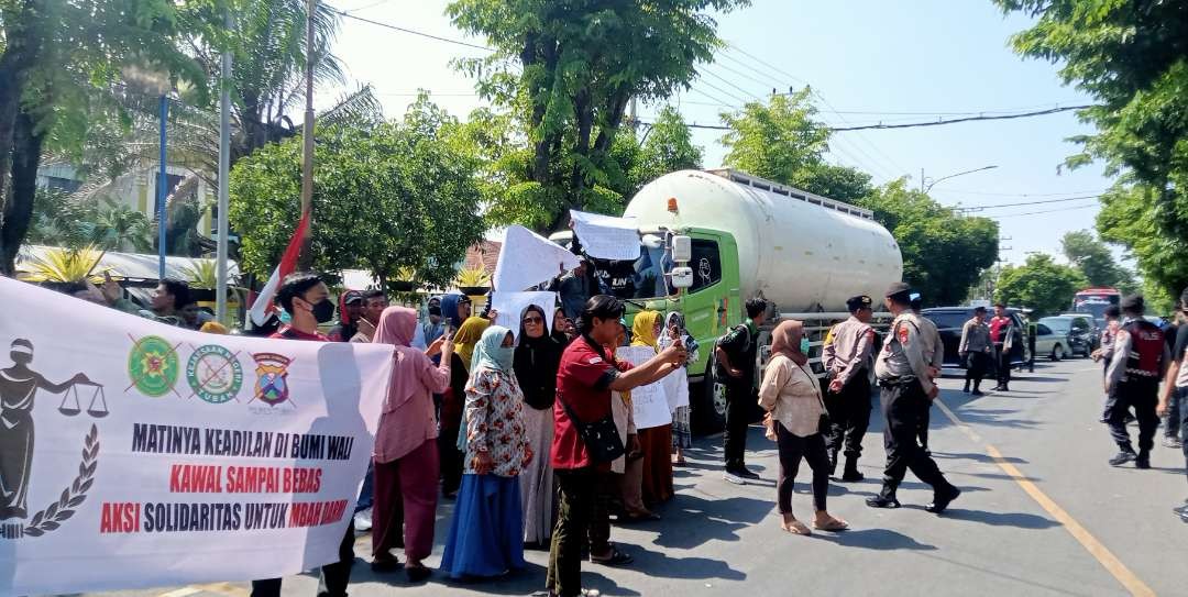 Pengunjuk rasa Bela Mbok Darmi Jilid II sempat menunup Jalur Pantura Dr. Wahidin Sudirohusodo Tuban (Foto: Khoirul Huda/Ngopibareng.id)