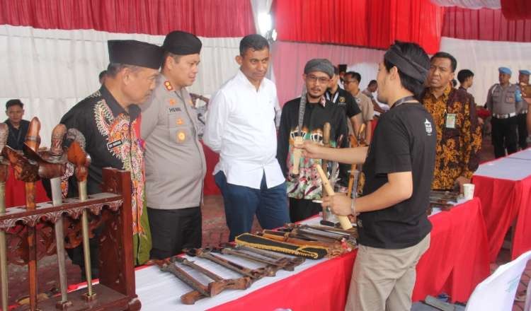 Kapolres Sumenep AKP Henri Noveri Santoso saat melihat pameran digelar untuk memperingati Hari Ulang Tahun Bhayangkara ke 78 pada Kamis 13 Juni hingga Minggu 16 Juni 2024. (Foto: dok. Humas Polres)