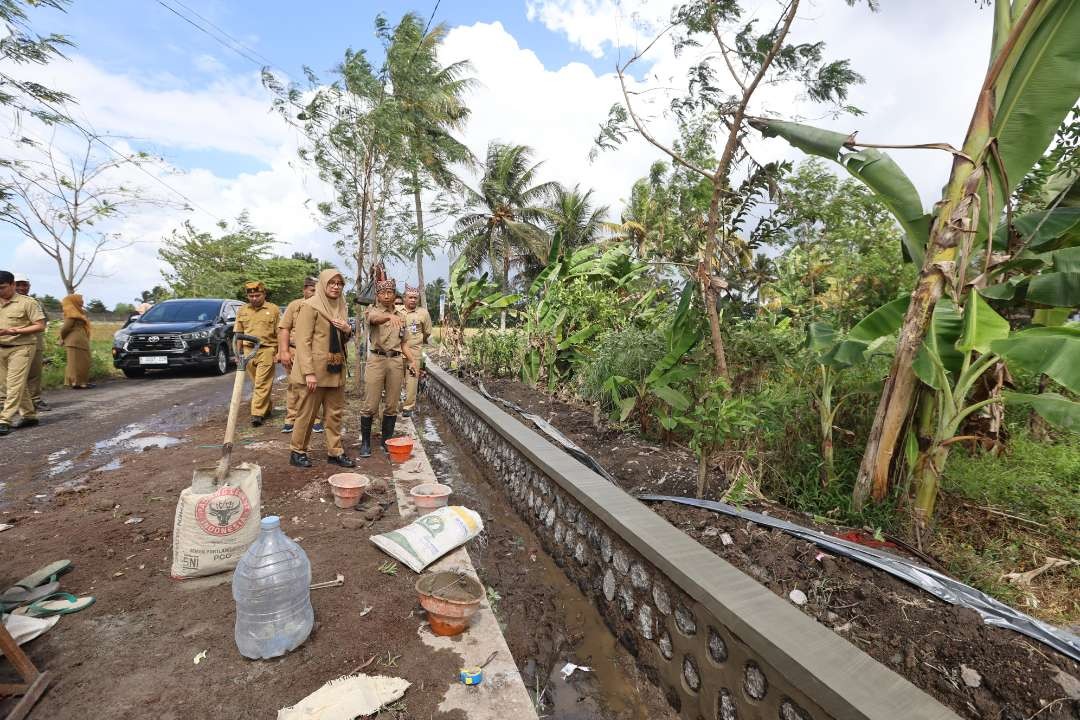 Bupati Ipuk saat meninjau pelaksanaan pembangunan infrastruktur pengairan di Desa Gendoh dan Temuguruh, Kecamatan Sempu (Foto: Humas Pemkab Banyuwangi)