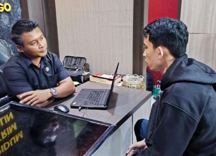 Tersangka pencuri pesawat TV di Puskesmas Kotaanyar (kanan) saat diperiksa di Mapolres Probolinggo. (Foto: Ikhsan Mahmudi/Ngopibareng.id)