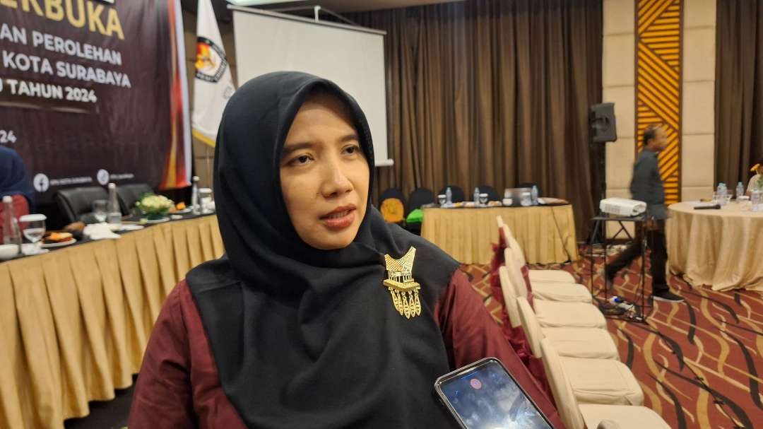 Komisioner KPU Kota Surabaya, Naafilah Astri Swarist, saat menjelaskan penetapan 50 anggota DPRD Kota Surabaya periode 2024-2029, Kamis 2 Mei 2024. (Foto: Julianus Palermo/Ngopibareng.id)