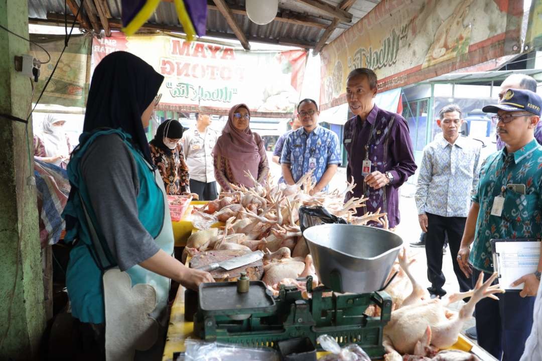 Satgas ketahanan pangan Kota Kediri mengadakan sidak bahan pangan di beberapa pedagang Pasar Setonobetek dan distributor minyak goreng serta gula. (Foto: Istimewa)