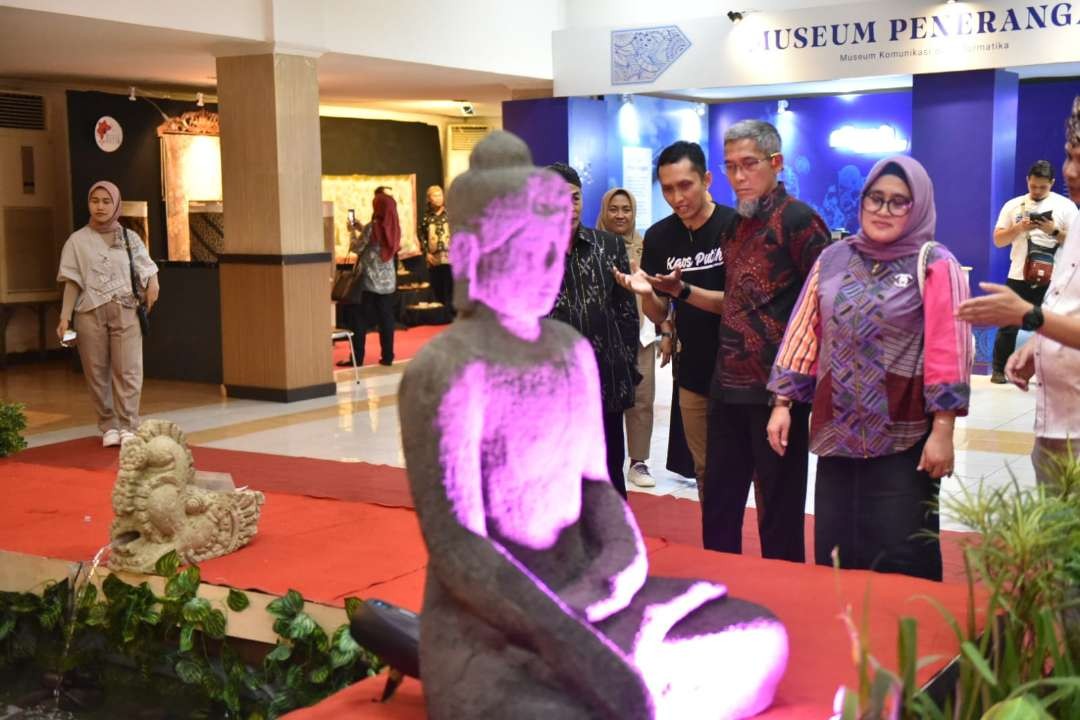 Sekretaris Daerah Provinsi Jateng, Sumarno saat meninjau pameran Bersama Abhirama yang merupakan kolaborasi17 museum dari berbagai daerah di Indonesia untuk mengenalkan berbagai kekayaan alam dan budaya Jawa. (Foto: Pemprov Jawa Tengah)