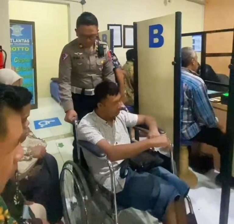 Salah seorang penyandang disabilitas saat mengurus SIM D di Polres Tulungagung. (Foto: dok. Polres)