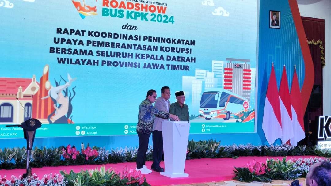 Pimpinan KPK, Johanis Tanak (tengah) membuat Roadshow Bus KPK 2024 di Gedung Negara Grahadi, Surabaya, Kamis 13 Juni 2024. (Foto: Fariz Yarbo/Ngopibareng.id)