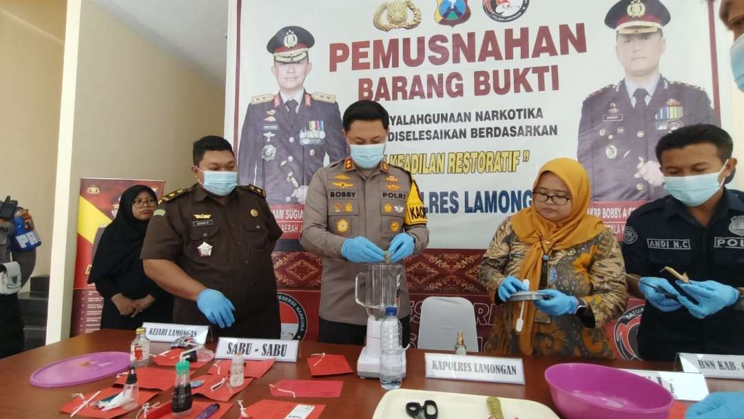 Kapolres Lamongan AKBP Bobby Chondroputra saat pemusnahan barang bukti narkoba (Foto :Istimewa)