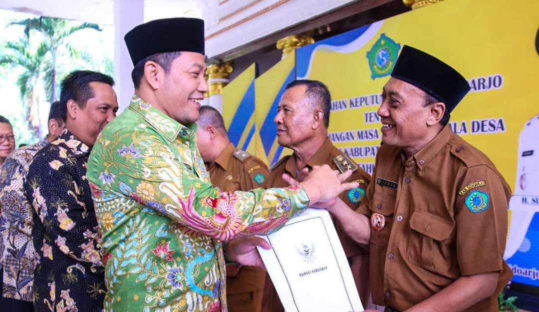 Plt Bupati Sidoarjo Subandi serahkan SK penambahan masa jabatan Kader s di Sidoarjo (Foto: Aini/Ngopibareng.id)