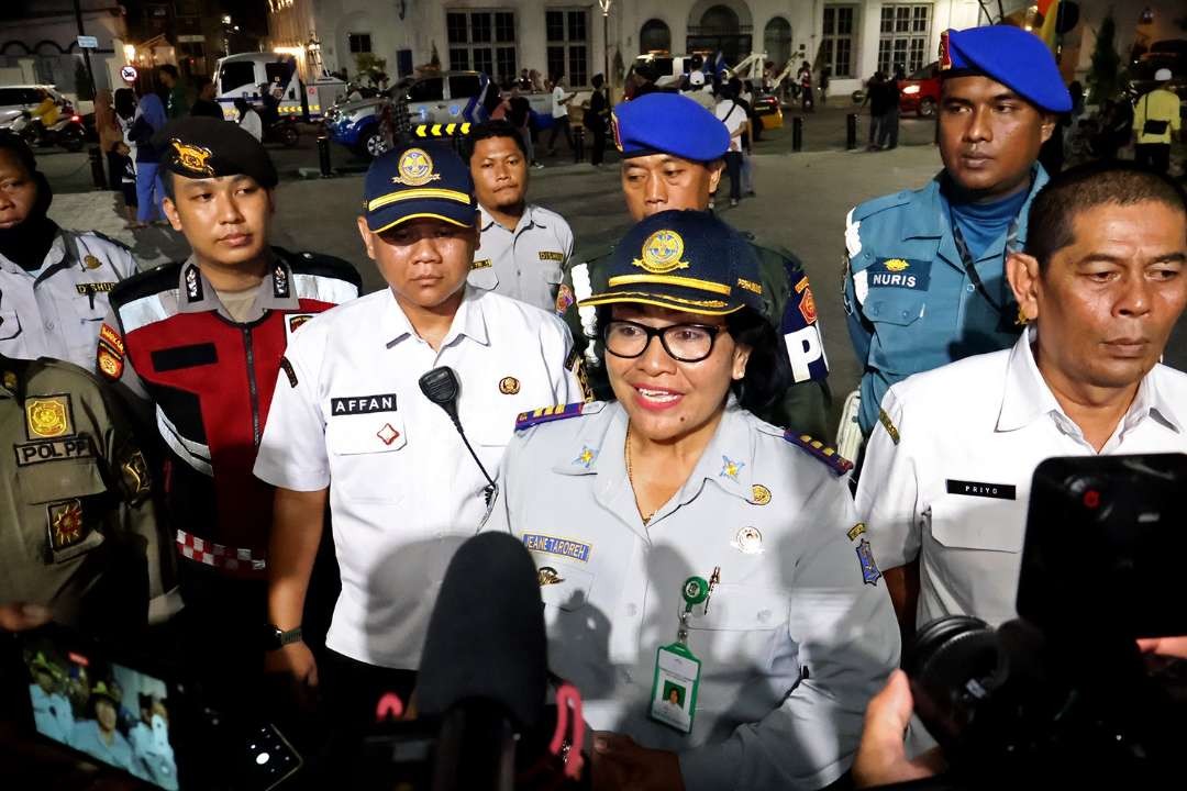 Kepala UPTD Parkir Tepi Jalan Umum (TJU) Dishub Kota Surabaya, Jeane Mariane Taroreh, saat meninjau penertiban parkir liar, di kawasan Kota Lama Zona Eropa. (Foto: Humas Pemkot Surabaya)