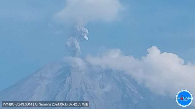 Gunung api Semeru erupsi pada Kamis 13 Juni 2024. (Foto: dk. magma.esdm)
