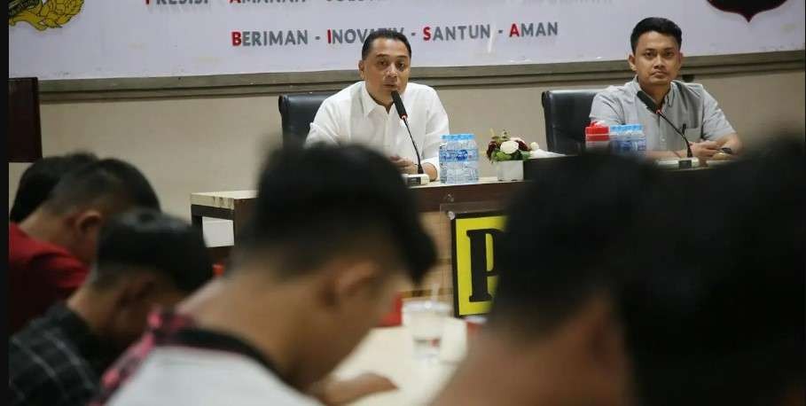 Walikota Surabaya Eri Cahyadi dan Polresta Tanjung Perak memberikan maaf kepada 11 ABH terlibat kerusuhan suporter bola di Jembatan Suramadu beberapa waktu lalu. (Foto: Diskominfo Kota Surabaya)