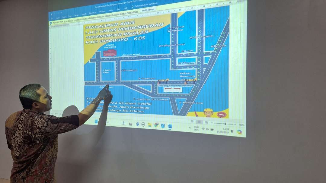 Ketua Tim Angkutan dan Terminal Jalan Dinas Perhubungan (Dishub) Kota Surabaya, Ali Mustofa menjelaskan rekayasa lalu lintas di sisi utara Jalan Joyoboyo, yang akan berjalan mulai Sabtu 15 Juni 2024 besok. (Foto: Julianus Palermo/Ngopibareng.id)id)