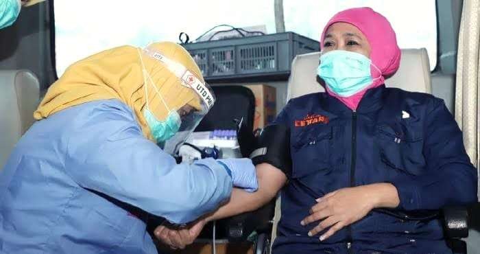 Khofifah Indar Parawansa melakukan donor darah. (Foto: Istimewa)