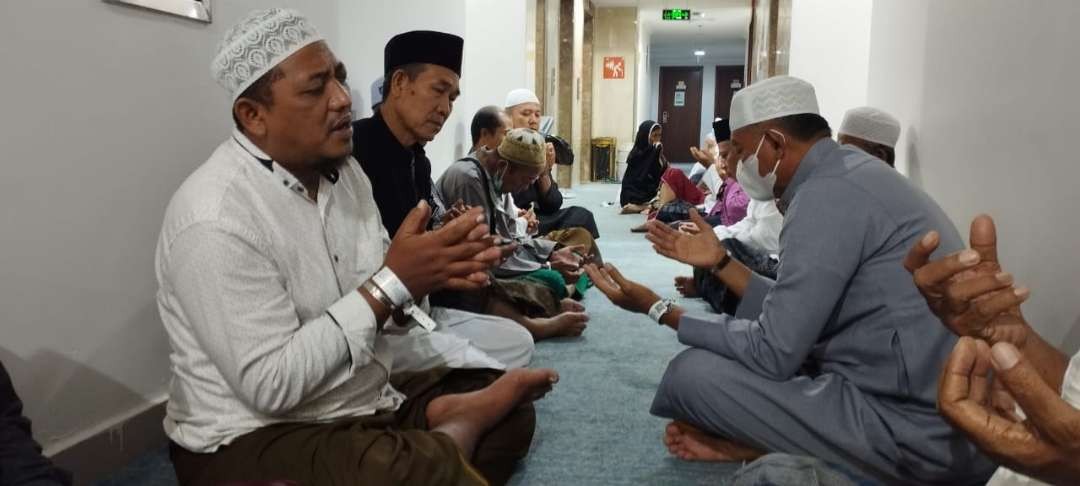 Sejumlah jemaah haji asal Banyuwangi menggelar tahlil di lorong hotel mendoakan almarhum Ruslan. (Foto: Istimewa)