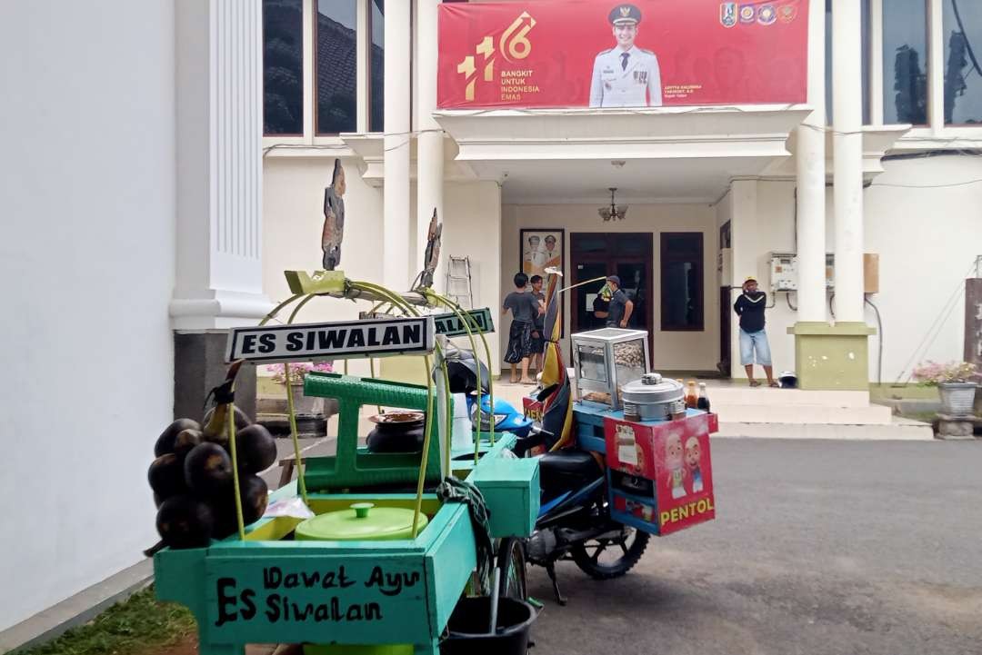 Gerobak es siwalan dan motor penjual pentol yang mangkal di trotoar depan Masjid Agung Tuban dibawa ke Kantor Satpol PP (Foto: Khoirul Huda/Ngopibareng.id)