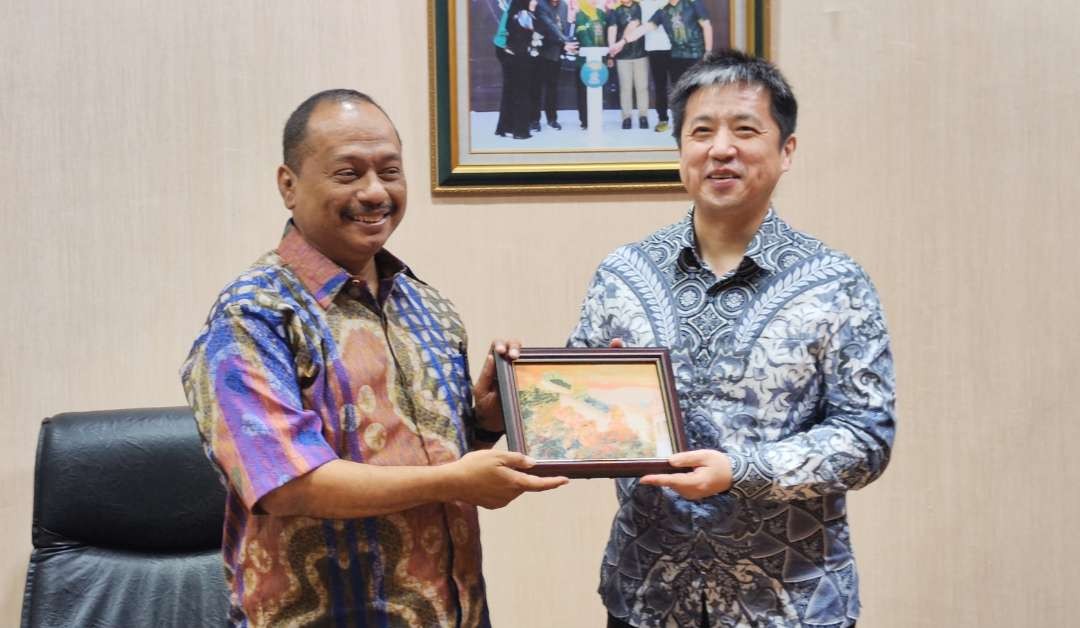 Ketua KONI Jatim, M Nabil dan Konjen China Xu Yong usai pertemuan di Gedung KONI Jatim, Surabaya, Jumat 14 Juni 2024. (Foto: Fariz Yarbo/Ngopibareng.id)