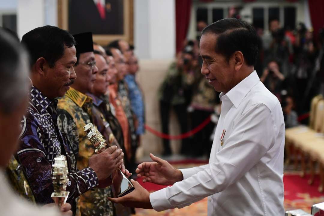 Penjabat Gubernur Jawa Tengah Nana Sudjana saat menerima penghargaan dari Presiden Joko Widodo. (Foto: Pemprov Jateng)