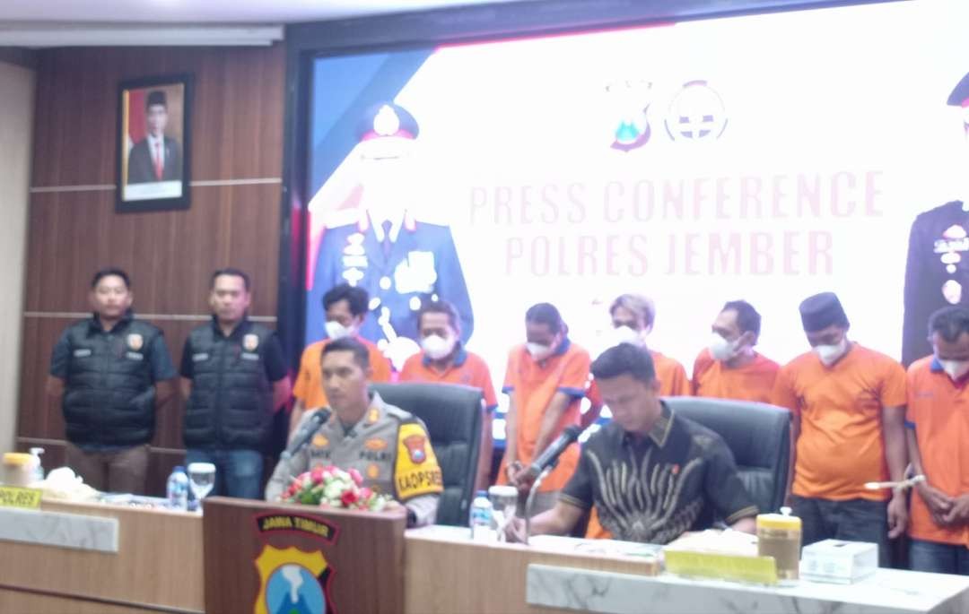 Sebagian tersangka yang ditangkap selama operasi sikat semeru dihadirkan dalam konferensi pers di Ruang Rupatama Polres Jember (Foto: Rusdi/Ngopibareng.id)