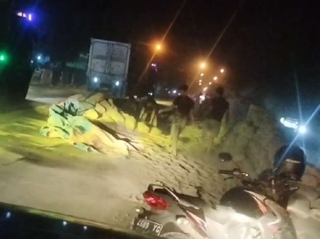 Truk tronton bermuatan semen terguling di jalan raya jurusan Lamongan-Gresik, Jawa Timur, Kamis 13 Juni 2024 malam. (Foto:  Istimewa)