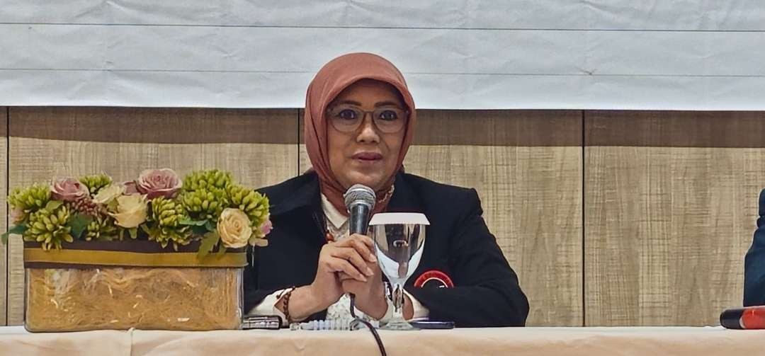 Ketua FKPT Jatim Prof Dr Hesti Armiwulan SH MHum dengan materi Peran Pemuda dalam Upaya Mencegah Intoleransi dan Radikalisme demi Menjaga Keutuhan NKRI. (Foto:adi/ngopibareng.id)