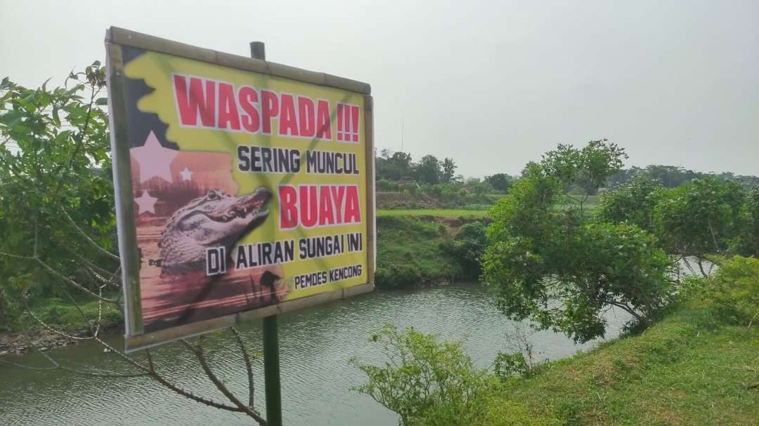 Papan peringatan yang dipasang Muspika Kencong untuk melarang warga mandi di Sungai Santer (Foto: Istimewa)