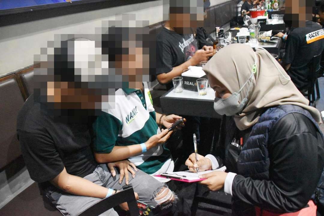 Petugas gabungan melakukan razia di sejumlah RHU di Surabaya. (Foto: Istimewa)