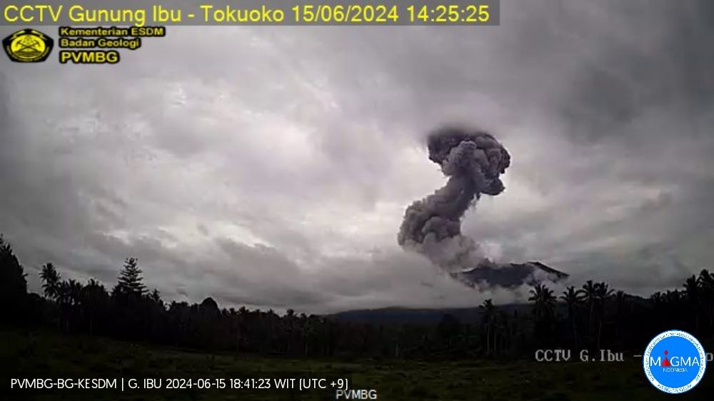 Gunung api Ibu terletak di Kabupaten Halmahera Barat, Maluku Utara, erupsi pada Sabtu 15 Juni 2024. (Foto: magma.esdm)