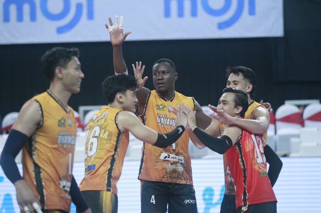 Para pemain tim putra Jakarta Bhayangkara Presisi merayakan kemenangan. (Foto: Proliga 2024)