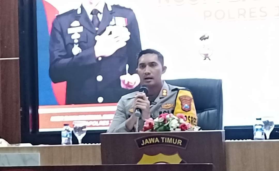 Kapolres Jember AKBP Bayu Pratama Gubunagi saat memaparkan pengamanan menjelang penghitungan ulang surat suara (Foto: Rusdi/Ngopibareng.id)