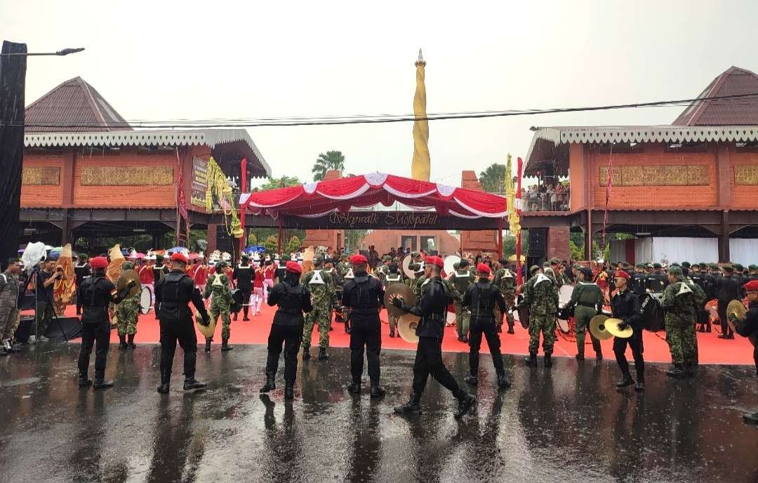 Pertunjukan Mojo Bangkit di Alun-alun Kota Mojokerto.(Foto: Deni Lukmantara/Ngopibareng.id)