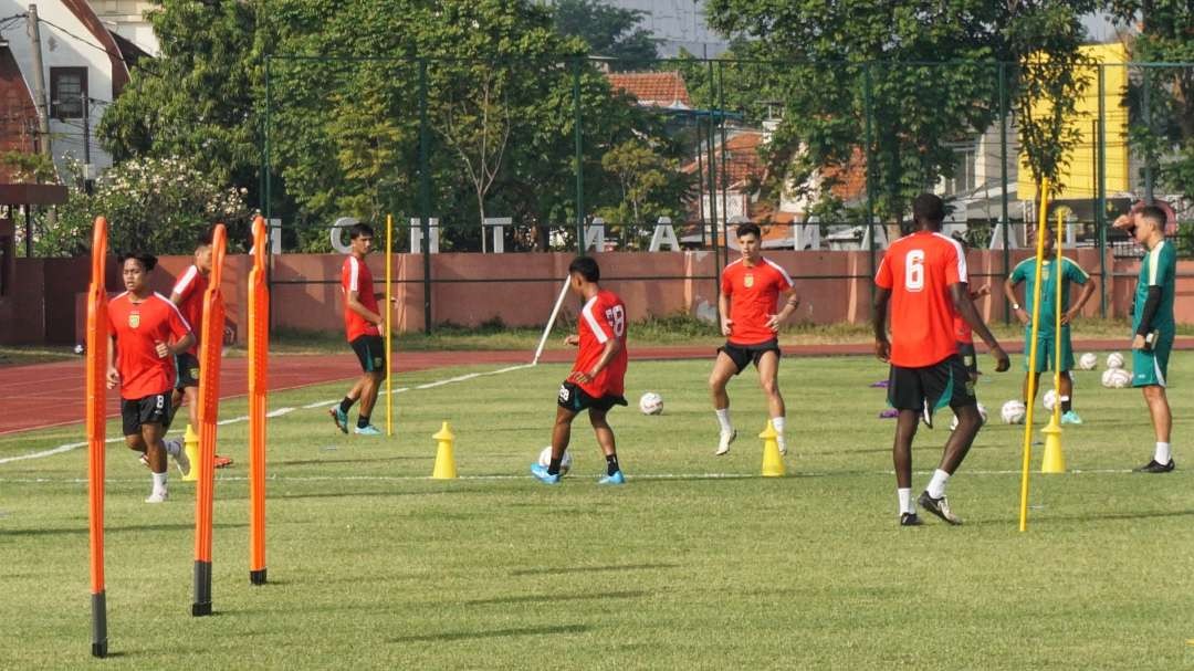 Pemain Persebaya menjalani latihan perdana di Lapangan Thor, Surabaya, Sabtu 15 Juni 2024. (Foto: Fariz Yarbo/Ngopibareng.id)