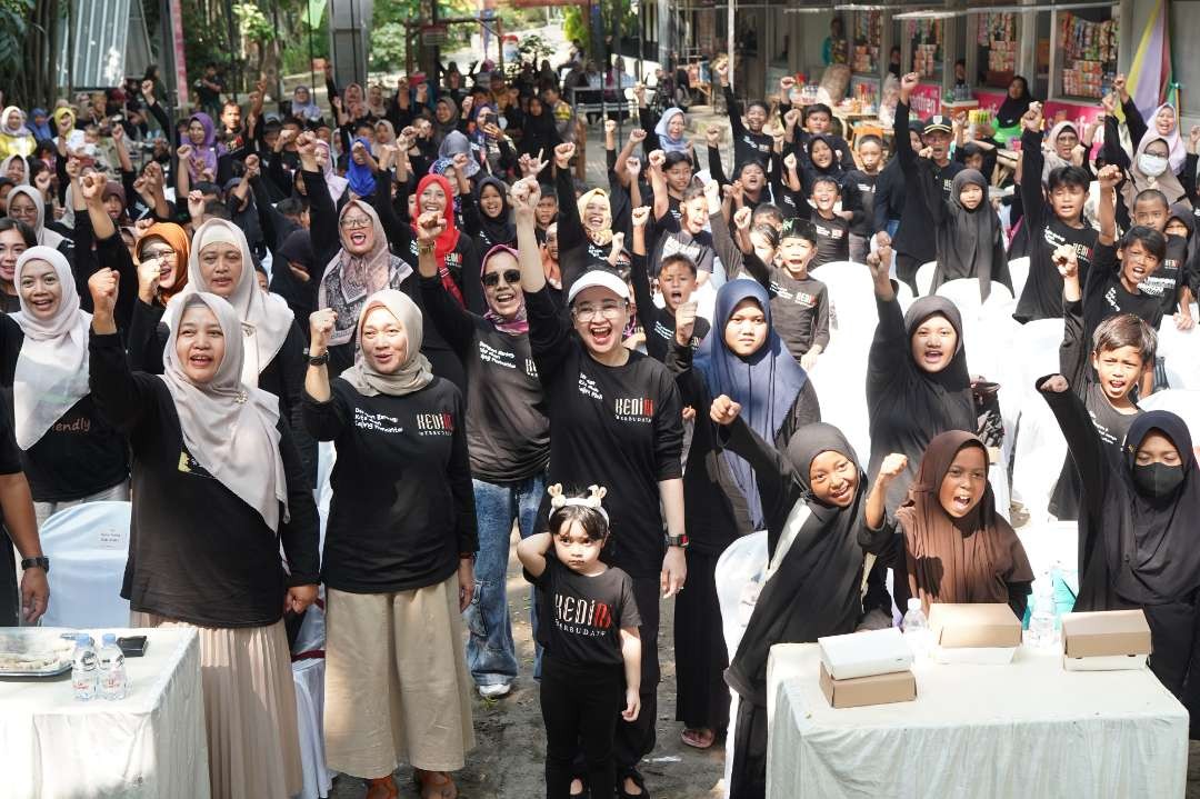 Ketua Tim Penggerak (TP) Pemberdayaan Kesejahteraan Keluarga (PKK) Kabupaten Kediri Eriani Annisa Hanindhito berbagi kebahagiaan dengan mengajak keliling Sekitar 104 anak yatim piatu (Foto: Istimewa)