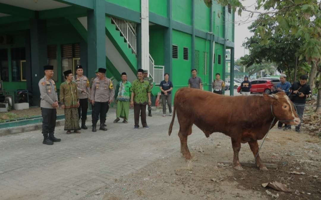 Polisi Mojokerto salurkan hewan kurban.(Foto Deni Lukmantara/Ngopibareng.id)