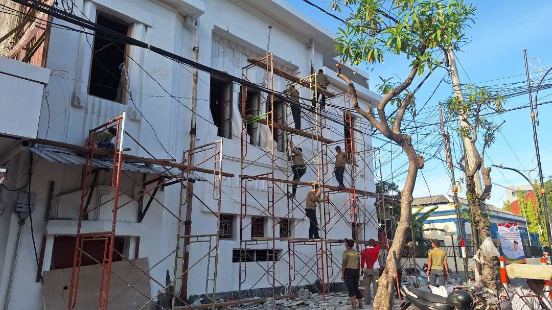 Salah satu gedung bernuansa arsitektur zaman Kolonial Belanda di Zona Eropa Jalan Rajawali, direvitalisasi jelang peresmian Kota Lama Surabaya. (Foto: Julianus Palermo/Ngopibareng.id)