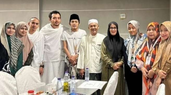 Gus Iqdam bersama keluarga Ponpes Lirboyo Kediri saat menunaikan ibadah haji. (Foto:dok/ngopibareng.id)