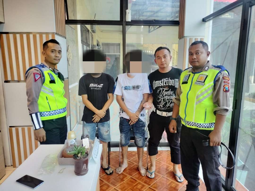 Pengendara motor yang membawa sabu diamankan polisi (Foto: Dok Satlantas Polres Jember)