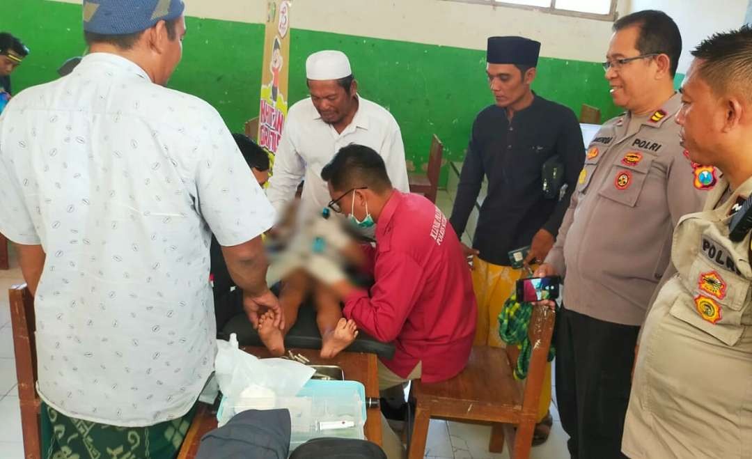 Khitanan gratis 76 anak di Bondowoso menyambut Hari Bhayangkara ke-78 dan Idul Adha 1445 H. (Foto:Guido/Ngopibareng.id)