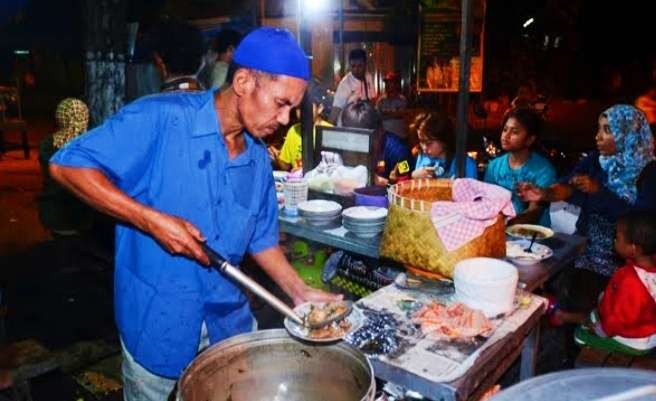 Sop kaki kambang Abah Subechi Simolawang Baru Surabaya, pengunjungnya selalu berjubel tempat duduknya harus bergantian. (Foto: Istimewa) )