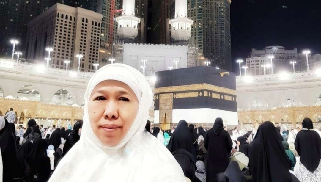 Ketua Umum PP Muslimat NU, Hj Khofifah Indar Parawansa, saat menunaikan ibadah haji di Masjidil Haram, Makkah. (Foto:dok/ngopibareng.id)