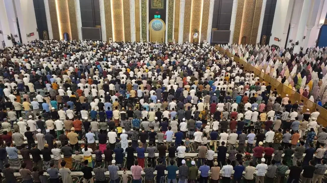 Proses salat di Masjid Al Akbar Surabaya. (Foto: Julianus/Ngopibareng.id)