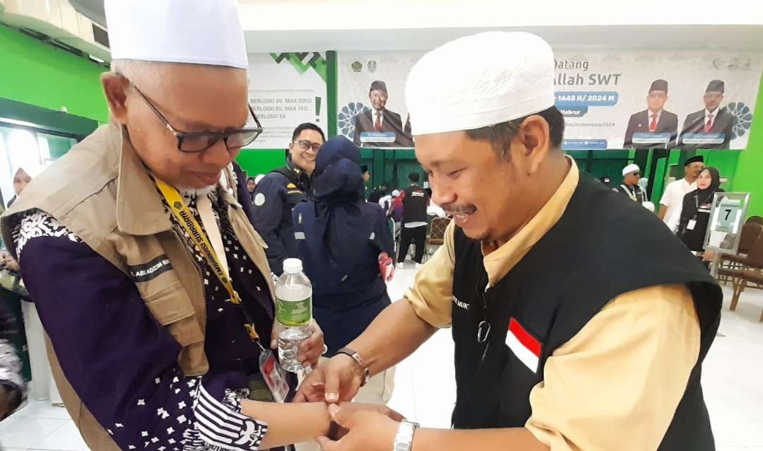 Ustadz Muh Taufik Mukti bersama KH Abdul Adhim Kholili dari Bangkalan. (Foto:dok/ngopibareng.id)