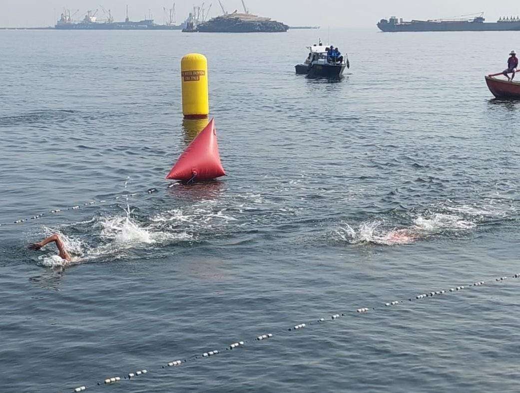 Ratusan atlet renang berlomba di kejurda Open Water Swimming (OWS) di perairan Pelabuhan Perikanan Pantai (PPP), Mayangan, Kota Probolinggo. (Foto: Ikhsan Mahmudi/Ngopibareng.id).