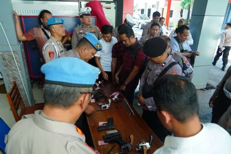 Tim Seksi Profesi dan Pengamanan Polres Ponorogo melakukan pemeriksaan tes urine dan senjata api yang dipegang anggota. (Foto: dok. polres ponorogo)