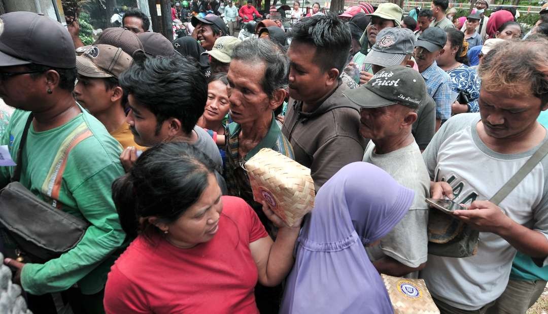 Sejumlah warga mengantre mengambil daging kurban di Surabaya. (Foto: Fariz Yarbo/Ngopibareng.id)