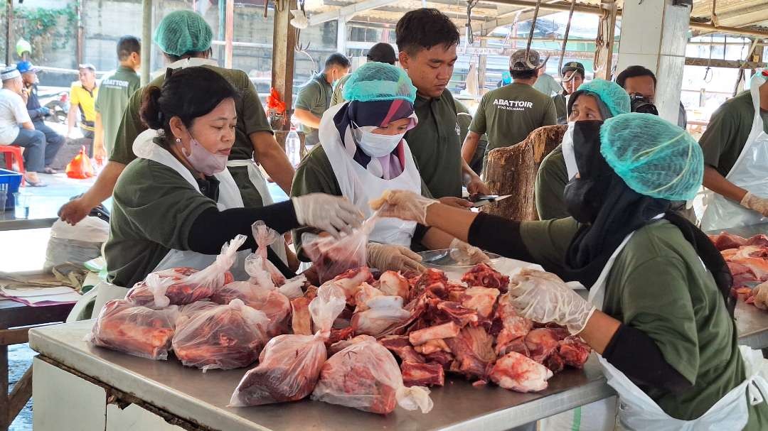 Terlihat para petugas sedang mengemas daging hewan kurban hasil sembelihan, di RPH Kota Surabaya, Jalan Pegirian, Senin 17 Juni 2024. (Foto: Julianus Palermo/Ngopibareng.id)